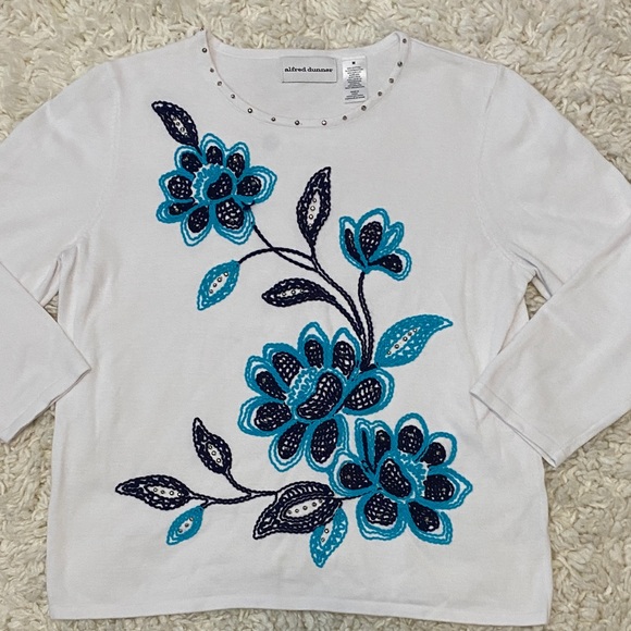 Alfred Dunner Sweaters - Alfred Dunner Womens size medium White sweater Blue Floral Embroidery beaded ¥